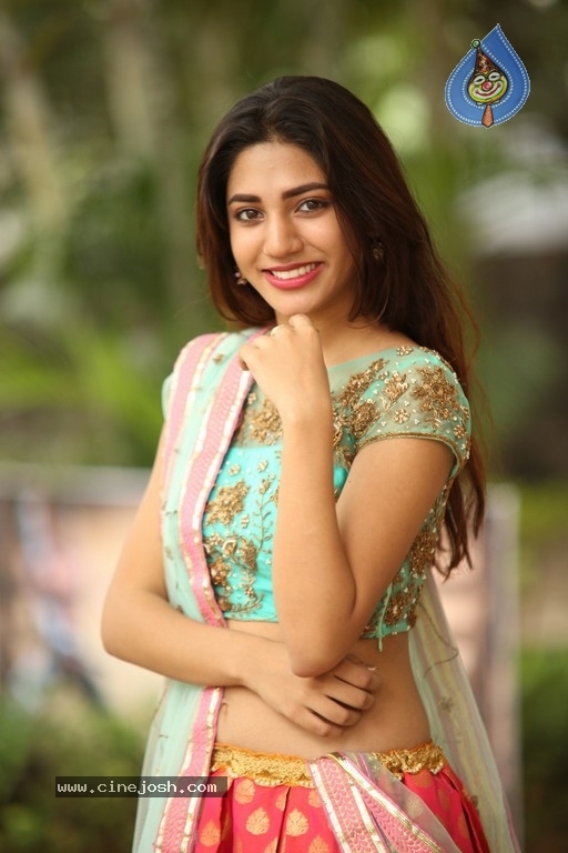 Sonakshi Singh Rawat Pics - 7 / 41 photos