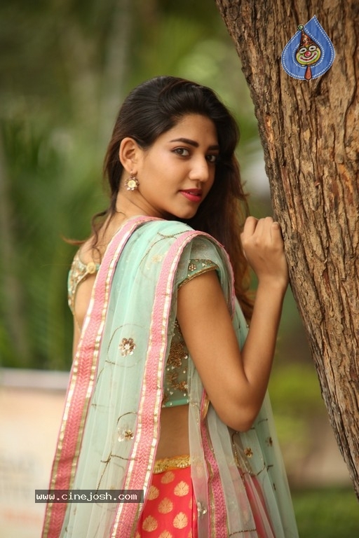 Sonakshi Singh Rawat Pics - 14 / 41 photos