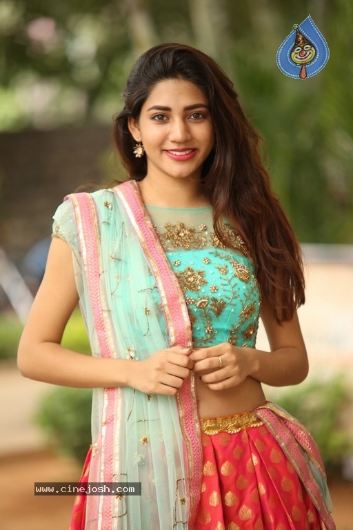 Sonakshi Singh Rawat Pics - 25 / 41 photos