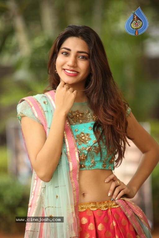 Sonakshi Singh Rawat Pics - 28 / 41 photos