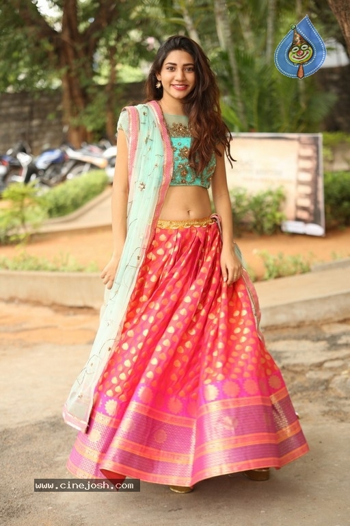 Sonakshi Singh Rawat Pics - 40 / 41 photos