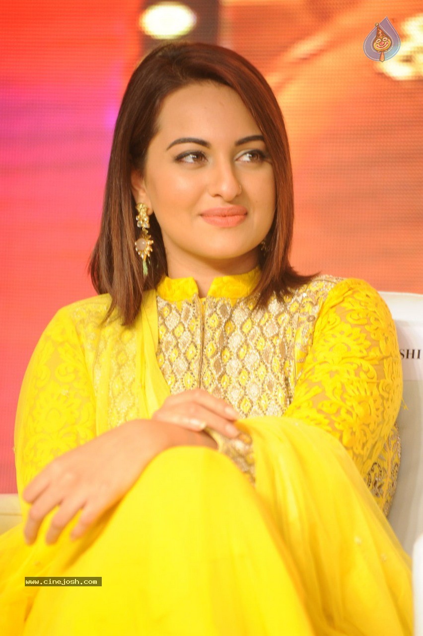 Sonakshi Sinha at Lingaa Audio SM - 70 / 80 photos