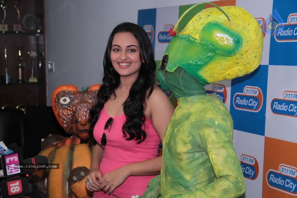 Sonakshi Sinha Latest Stills - 8 / 36 photos