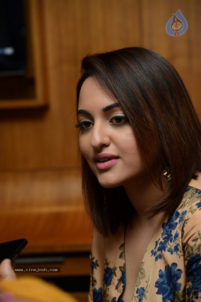 Sonakshi Sinha Promotes Lingaa Movie - 4 / 75 photos