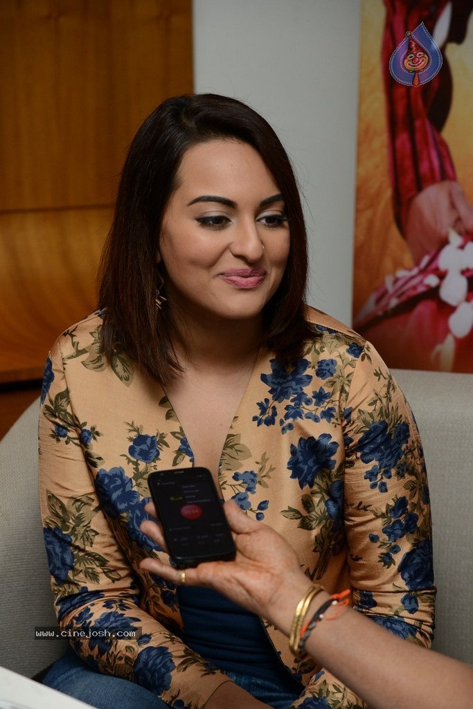 Sonakshi Sinha Promotes Lingaa Movie - 28 / 75 photos