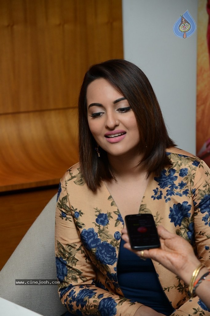 Sonakshi Sinha Promotes Lingaa Movie - 30 / 75 photos