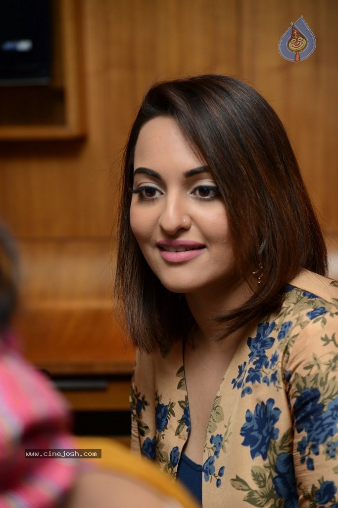 Sonakshi Sinha Promotes Lingaa Movie - 31 / 75 photos