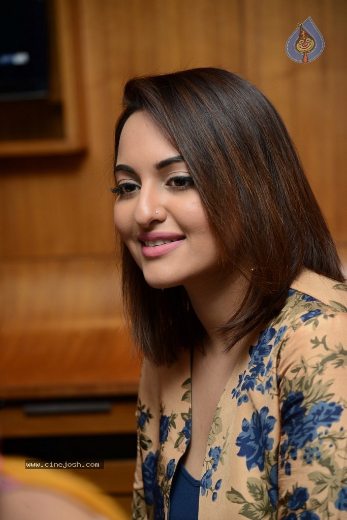 Sonakshi Sinha Promotes Lingaa Movie - 34 / 75 photos