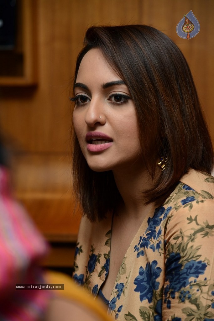 Sonakshi Sinha Promotes Lingaa Movie - 40 / 75 photos