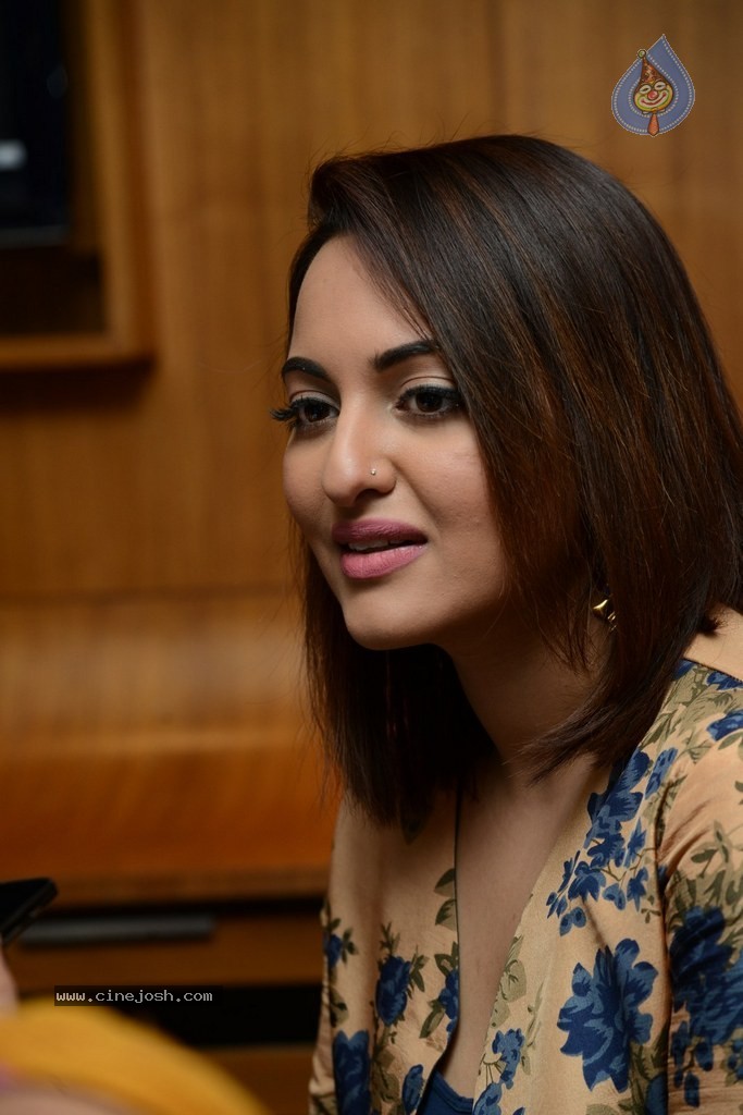 Sonakshi Sinha Promotes Lingaa Movie - 54 / 75 photos