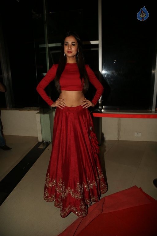 Sonal Chauhan at Size Zero Show - 22 / 40 photos