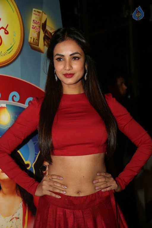 Sonal Chauhan at Size Zero Show - 31 / 40 photos