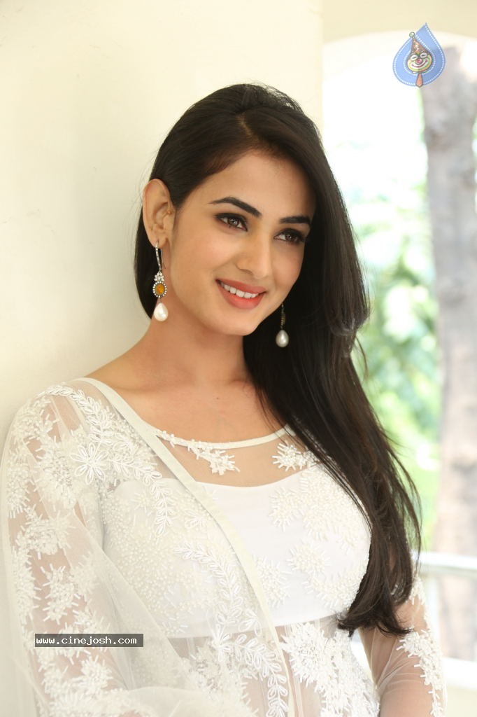 Sonal Chauhan Hot Photos - 12 / 100 photos