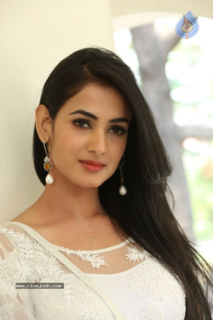 Sonal Chauhan Hot Photos - 45 / 100 photos