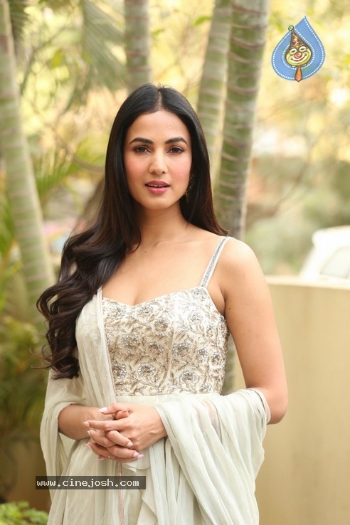 Sonal Chauhan Interview Photos - 27 / 34 photos
