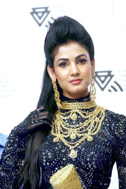 Sonal Chauhan Photo Shoot Stills - 22 / 38 photos