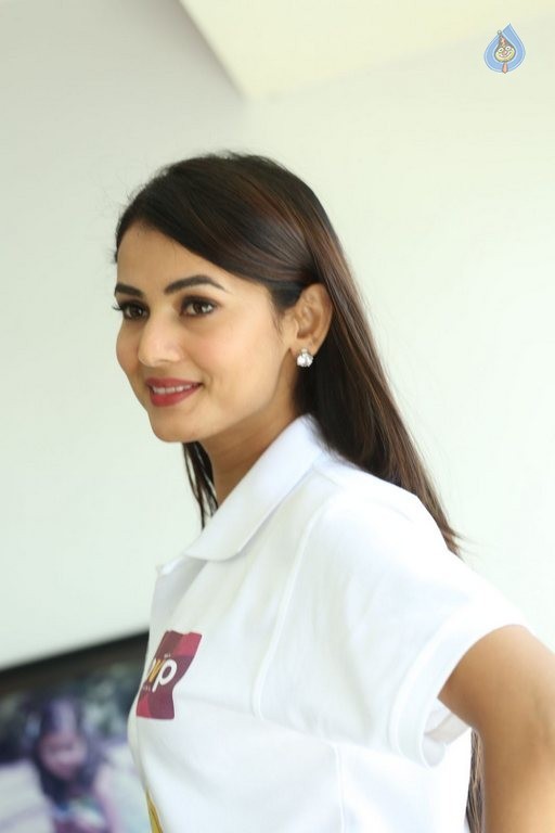 Sonal Chauhan Size Zero Interview Photos - 43 / 63 photos
