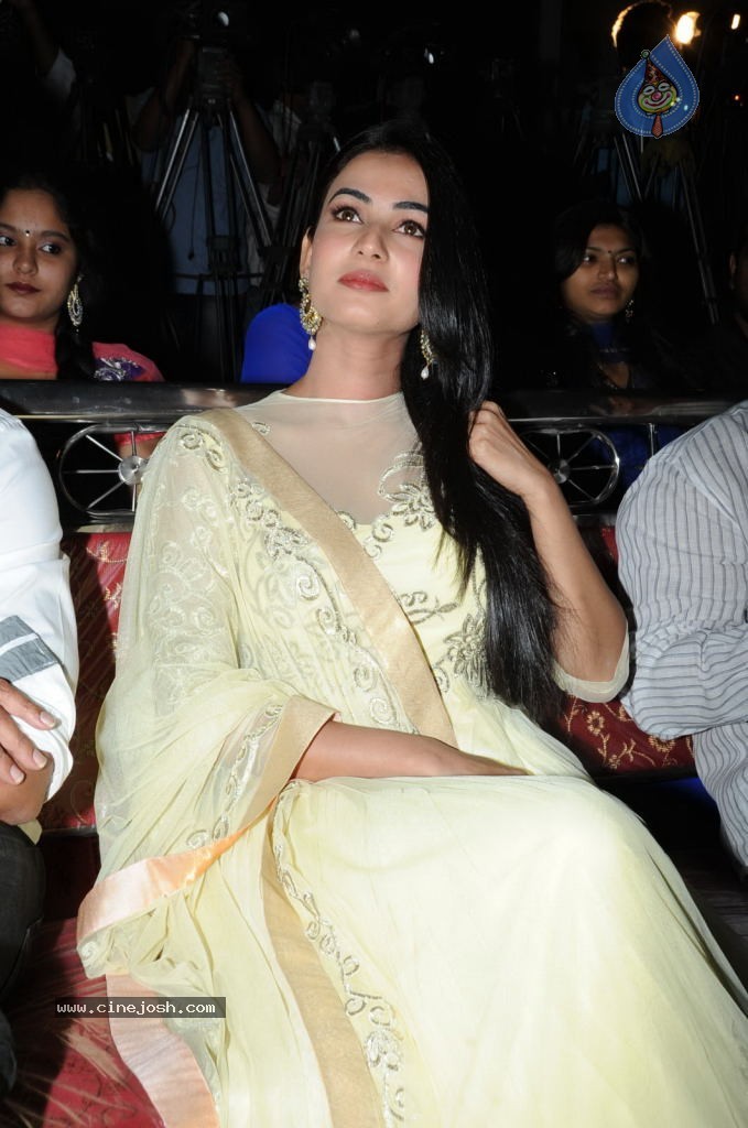 Sonal Chouhan New Stills - 6 / 57 photos