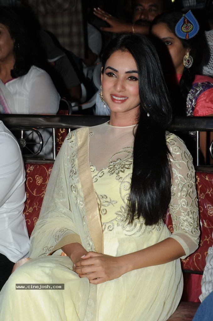 Sonal Chouhan New Stills - 17 / 57 photos