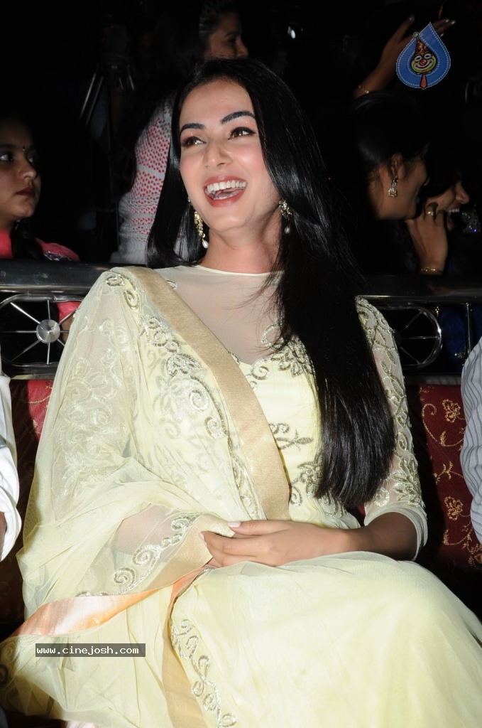 Sonal Chouhan New Stills - 23 / 57 photos