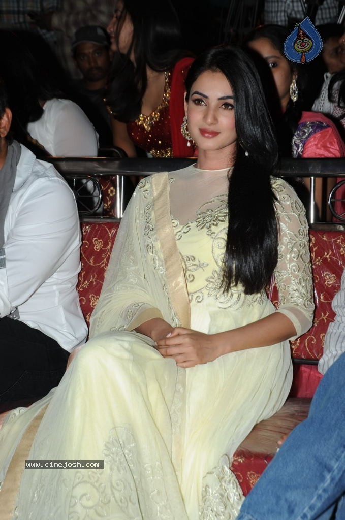 Sonal Chouhan New Stills - 27 / 57 photos