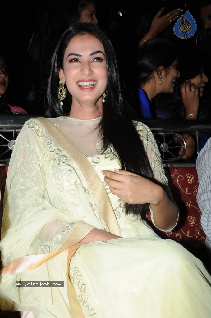 Sonal Chouhan New Stills - 34 / 57 photos