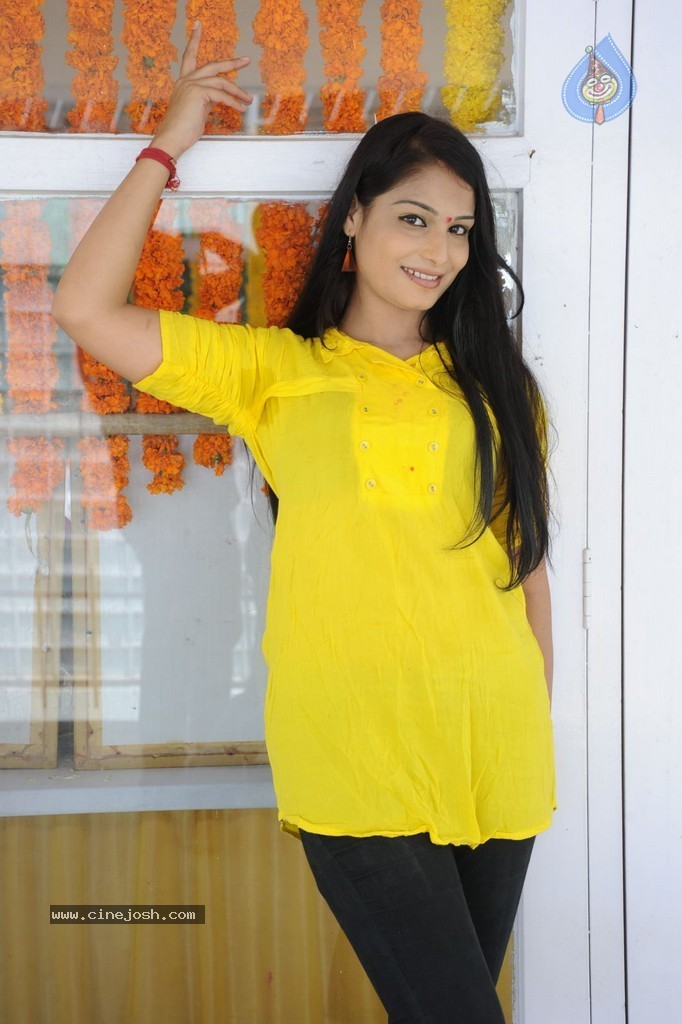 Sonali Deekshit Stills - 32 / 37 photos