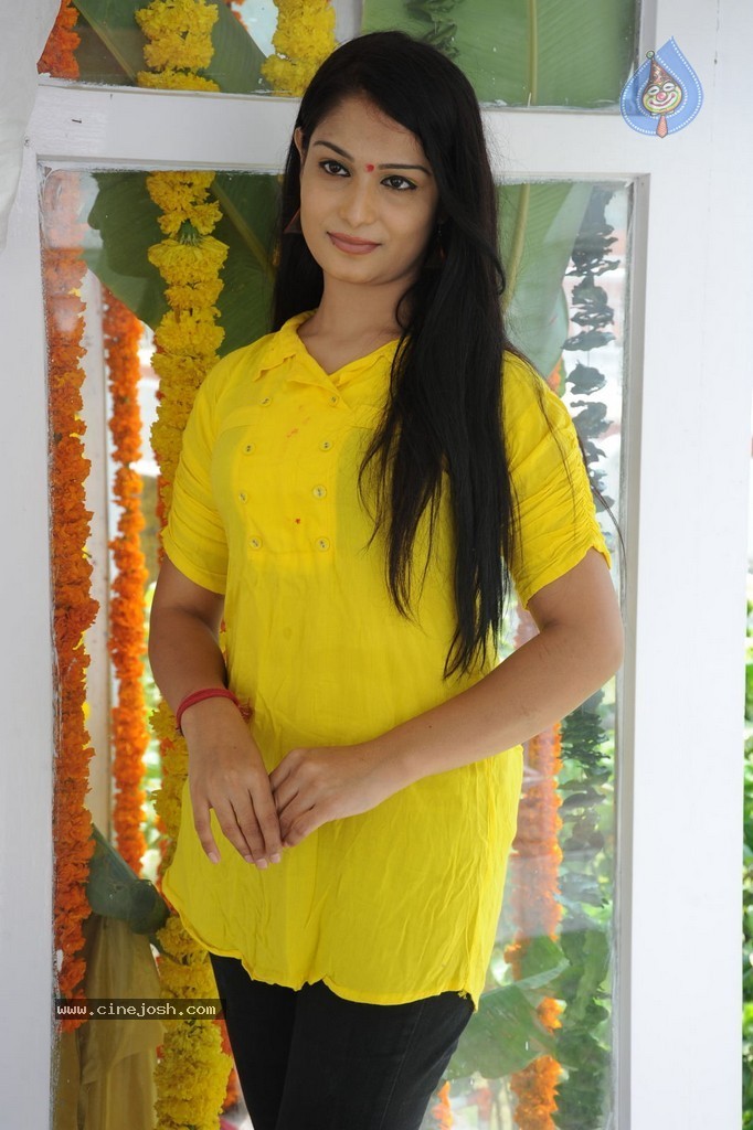 Sonali Deekshit Stills - 33 / 37 photos