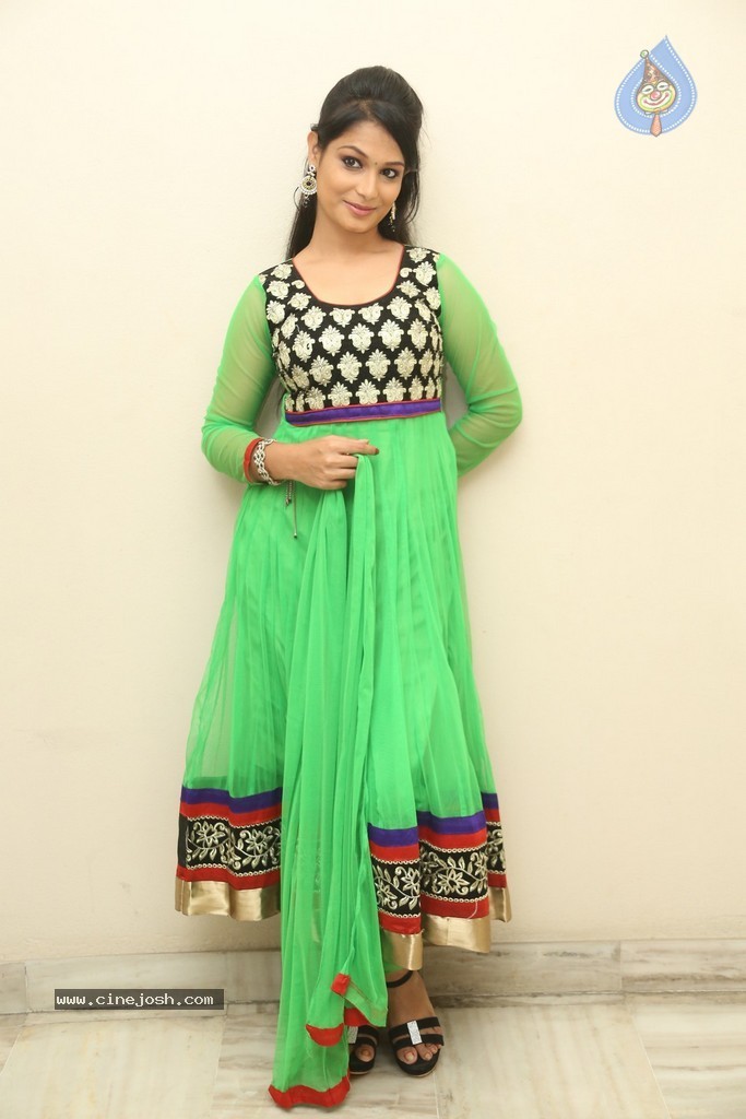 Sonali Hot Stills - 27 / 105 photos