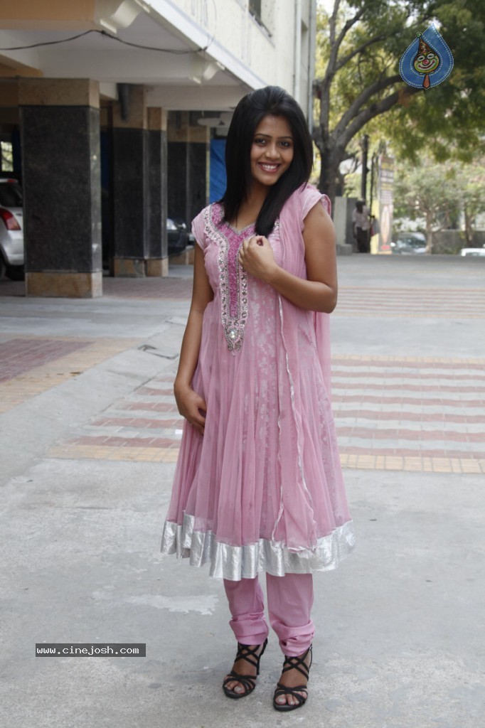 Sonali New Stills - 7 / 73 photos