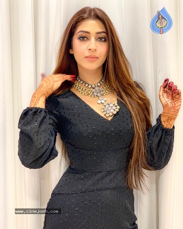 Sonarika Bhadoria Gallery - 5 / 17 photos