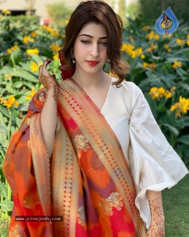 Sonarika Bhadoria Gallery - 6 / 17 photos
