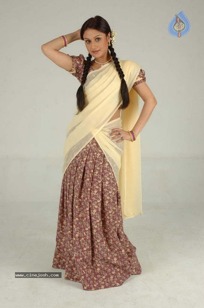 Sonia Agarwal Hot Stills - 5 / 66 photos