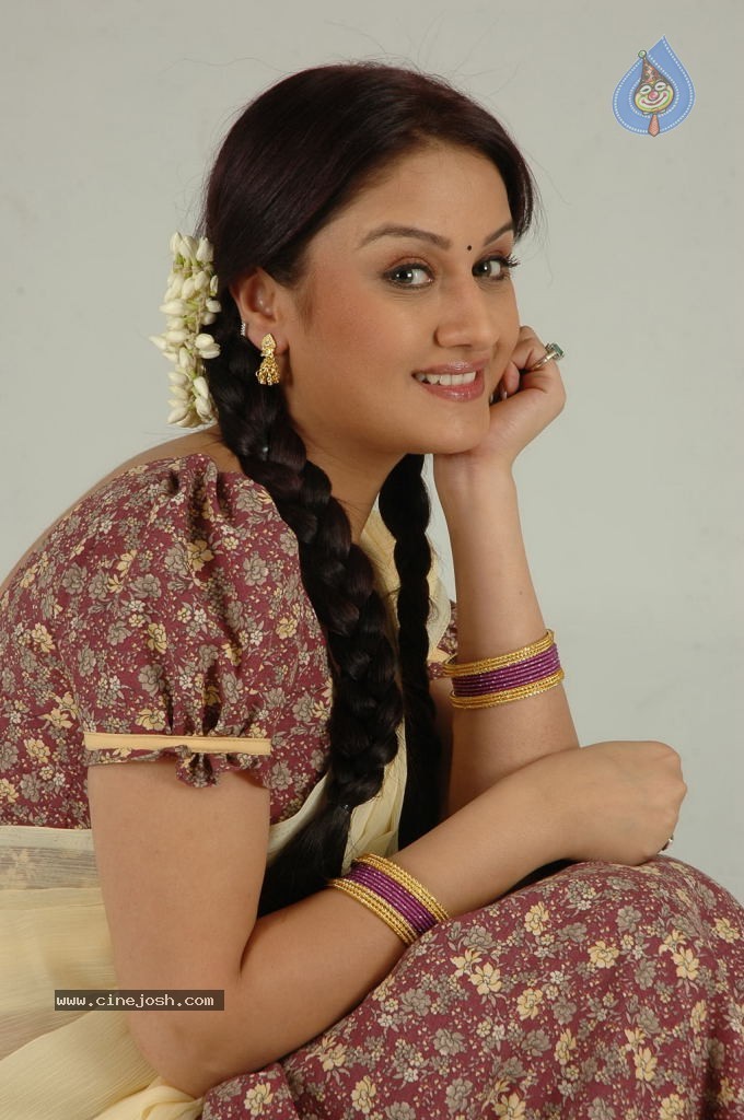 Sonia Agarwal Hot Stills - 19 / 66 photos
