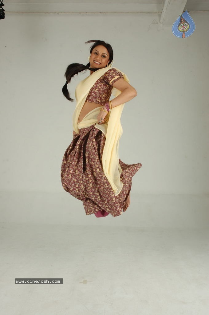 Sonia Agarwal Hot Stills - 23 / 66 photos