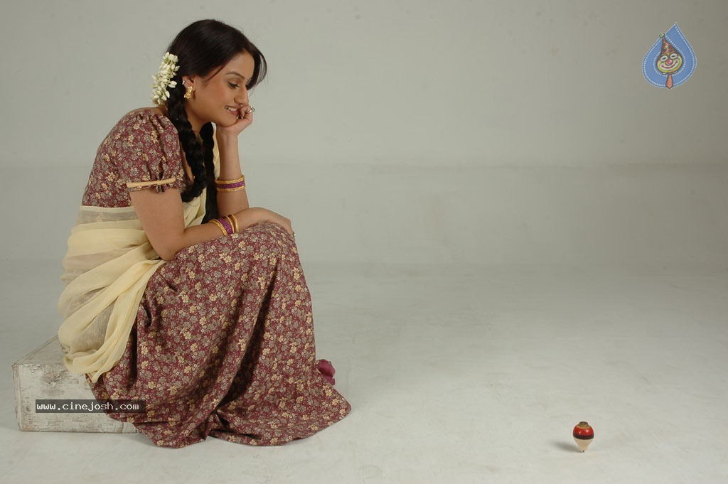 Sonia Agarwal Hot Stills - 47 / 66 photos