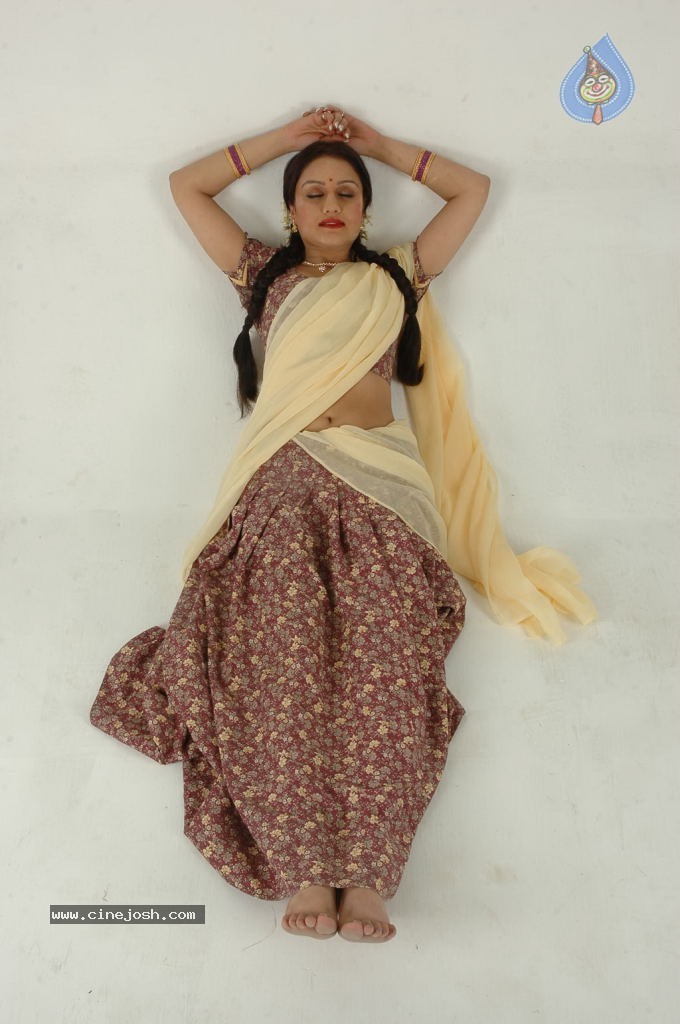 Sonia Agarwal Hot Stills - 54 / 66 photos