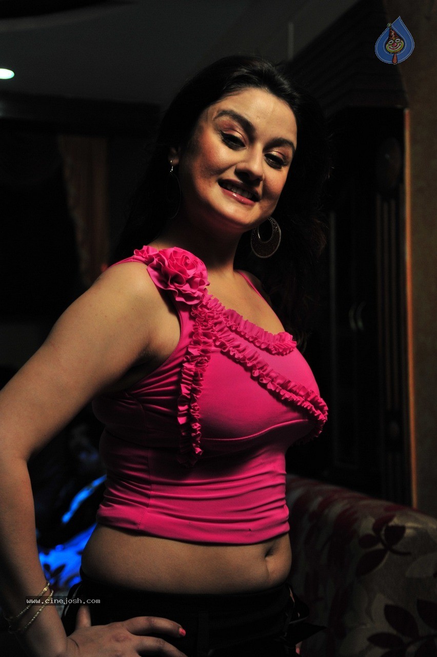Sonia Agarwal Latest Gallery - 18 / 101 photos