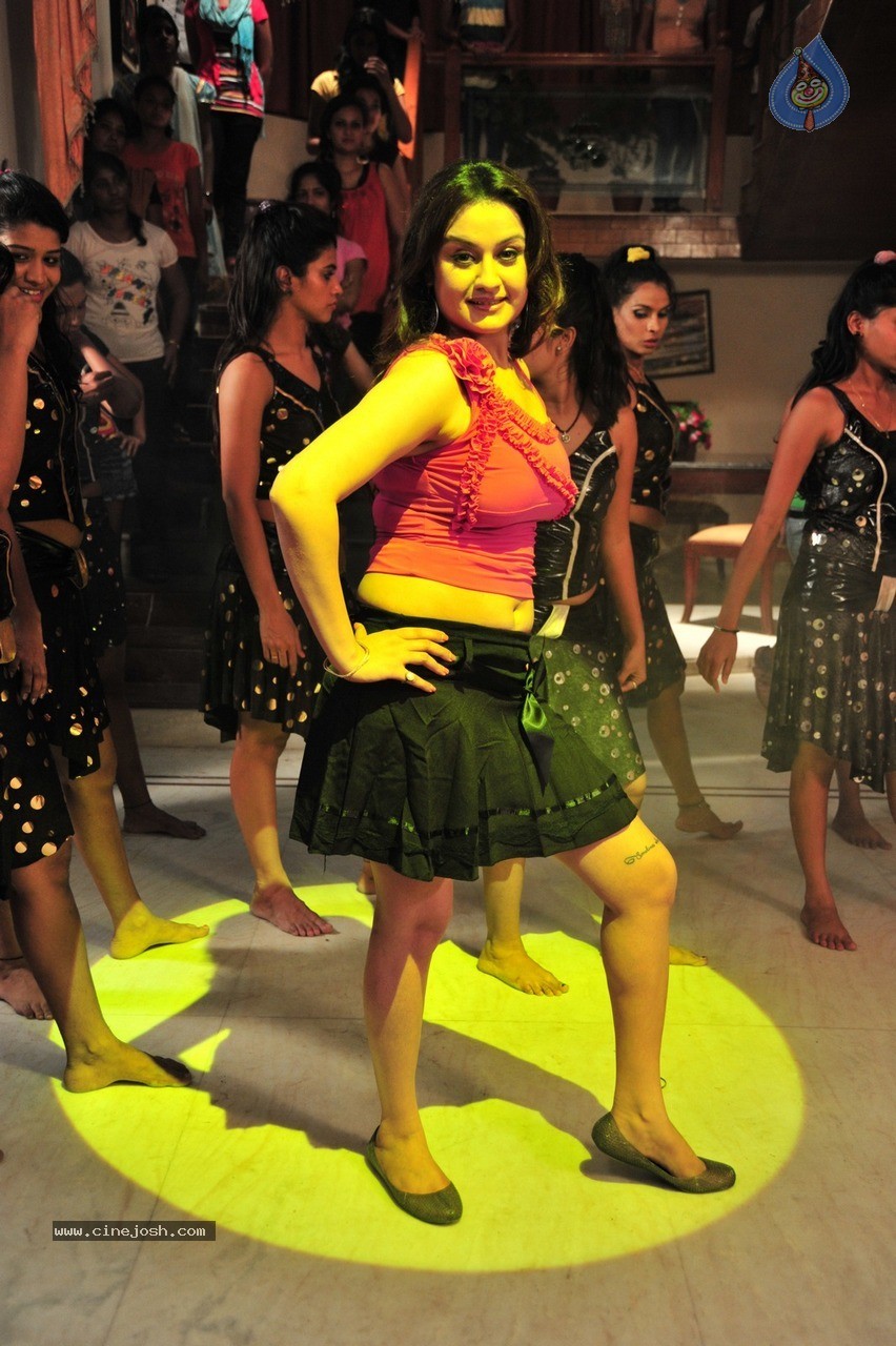 Sonia Agarwal Latest Gallery - 26 / 101 photos