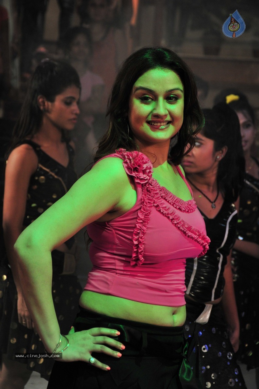 Sonia Agarwal Latest Gallery - 27 / 101 photos