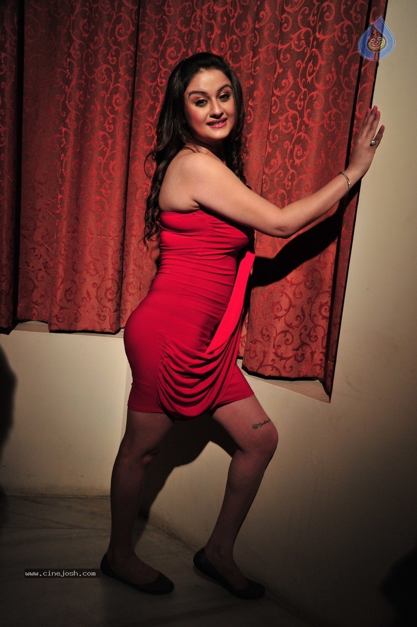 Sonia Agarwal Latest Gallery - 77 / 101 photos