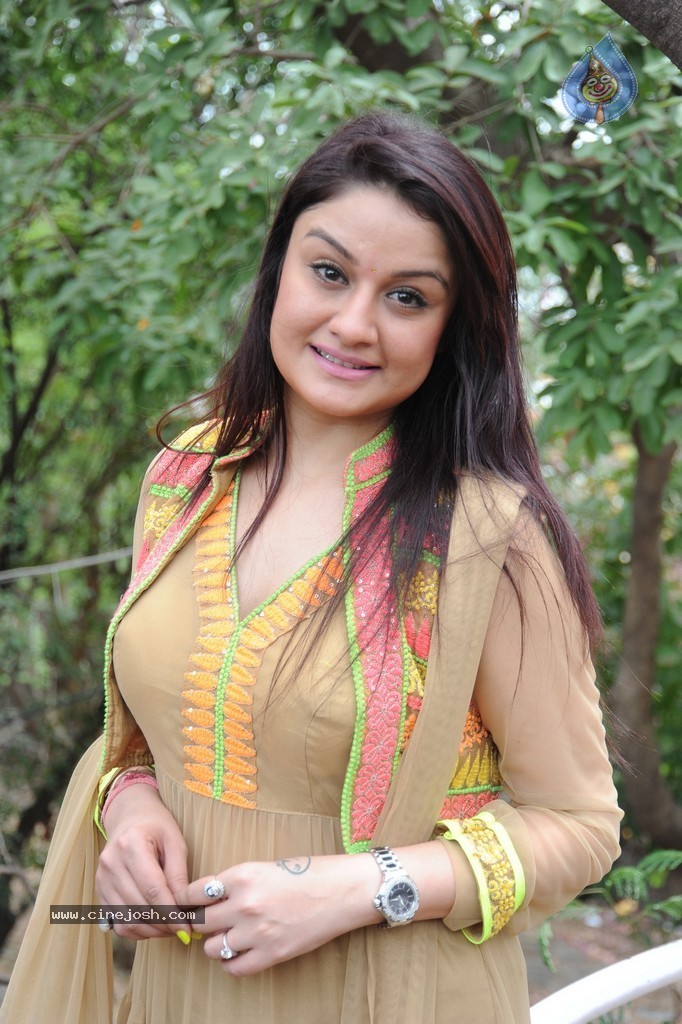 Sonia Agarwal Latest Photos - 34 / 94 photos
