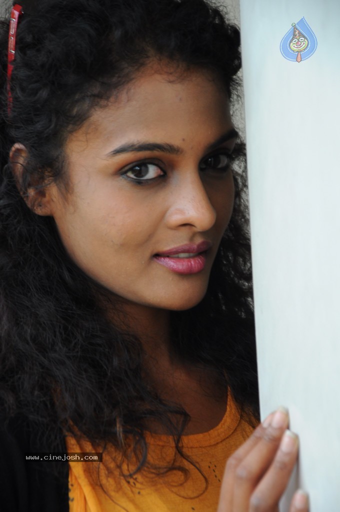 Sonia Latest Stills - 14 / 27 photos