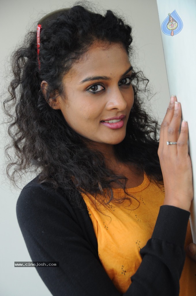 Sonia Latest Stills - 24 / 27 photos