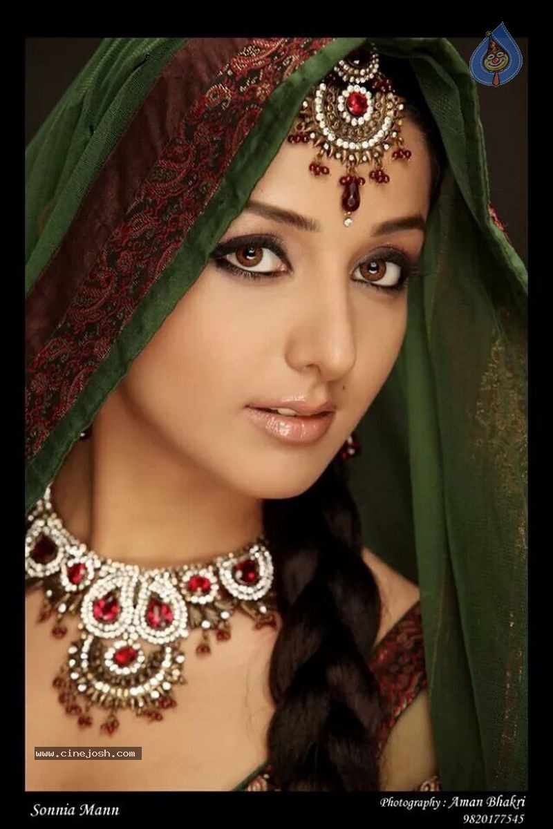 Sonia Mann New Photoshoot - 10 / 49 photos