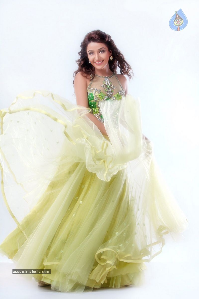 Sonia Mann New Photoshoot - 13 / 49 photos