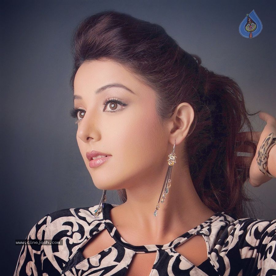 Sonia Mann New Photoshoot - 16 / 49 photos