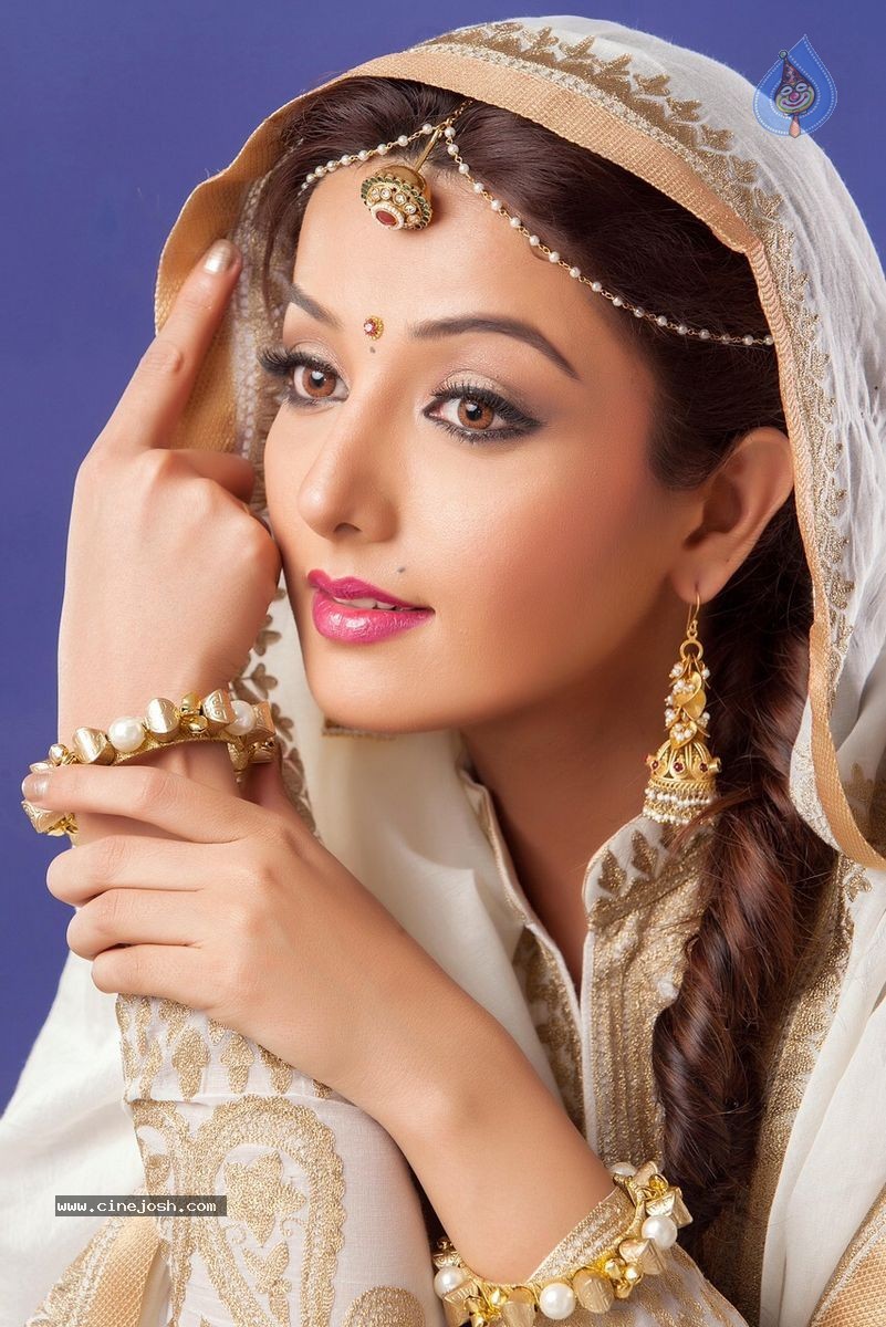 Sonia Mann New Photoshoot - 18 / 49 photos