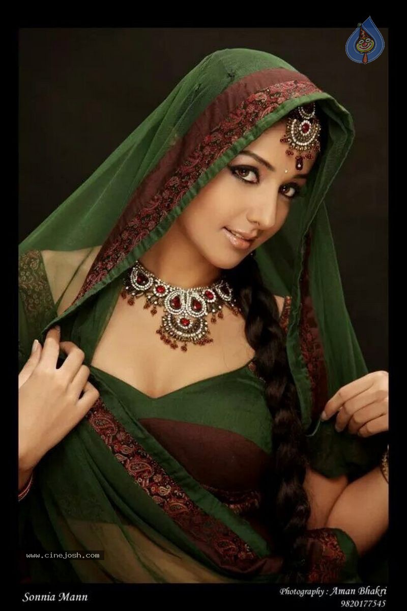 Sonia Mann New Photoshoot - 26 / 49 photos