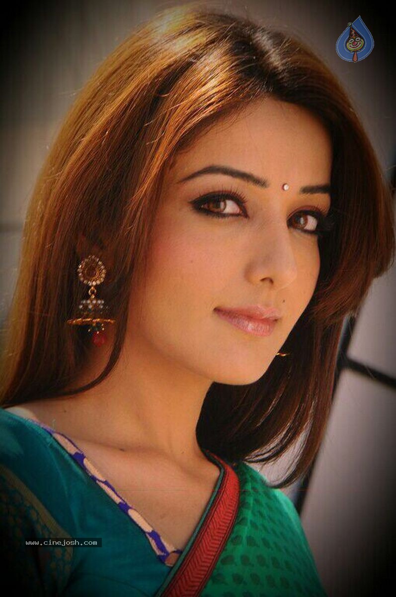 Sonia Mann New Photoshoot - 32 / 49 photos